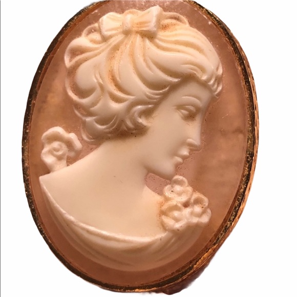 Vintage Jewelry - 💗 SALE 💗 Vintage gold tone Faux Cameo Brooch